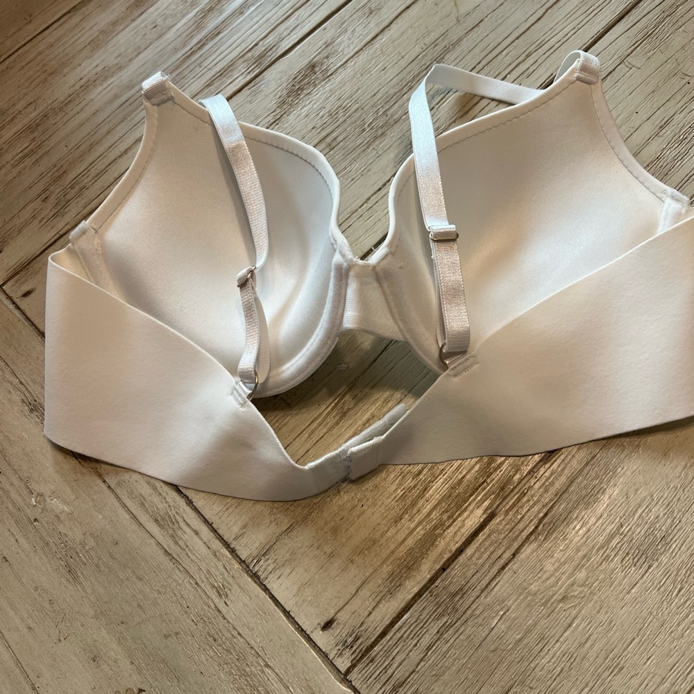 Jessica Simpson bra - Picture 2 of 4